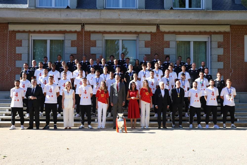 西班牙國王費利佩六世及王室成員與球隊合照。(X)