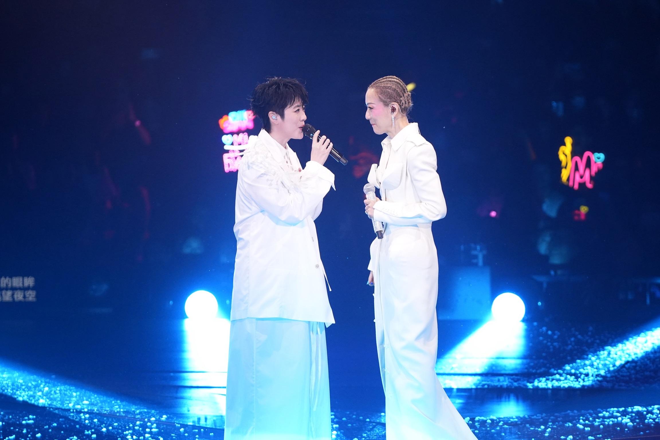 Sammi演唱會｜岑寧兒衝破陰影首在港唱《追光者》 全場燈海合唱 鄭秀文感動落淚