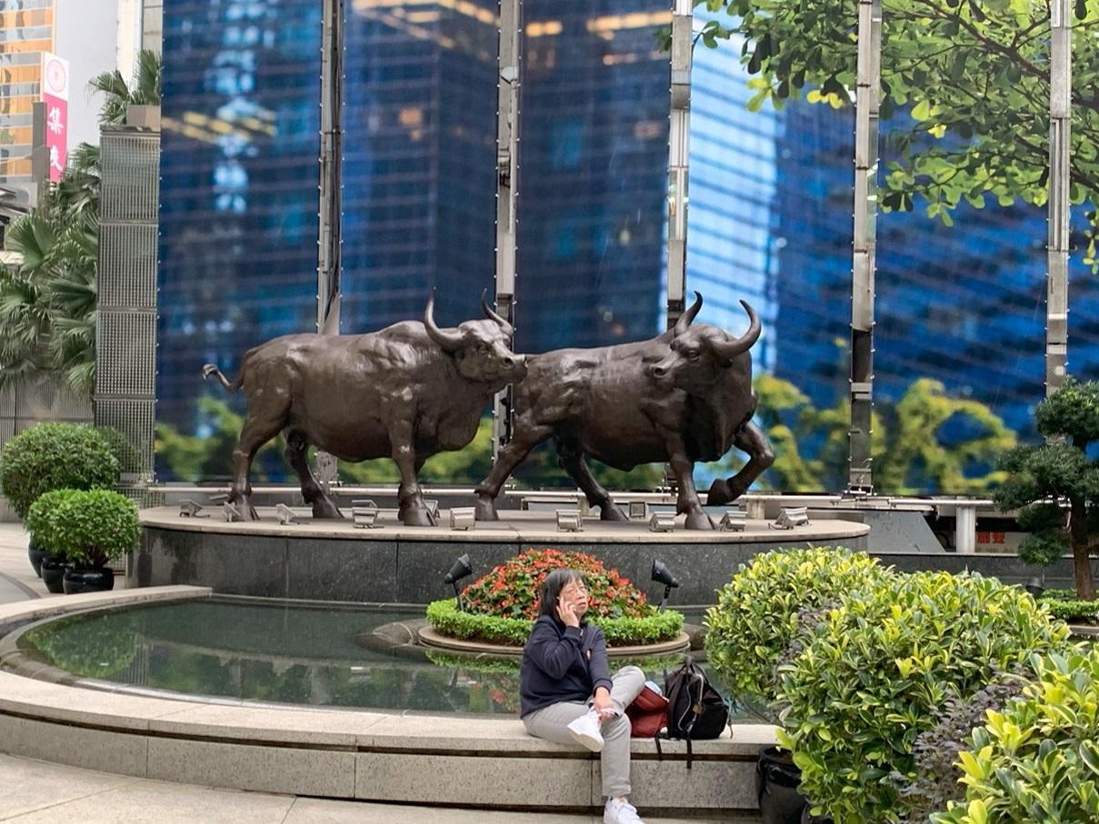 港股收市｜恒指升218點 科指飆逾2% 成交不足千億