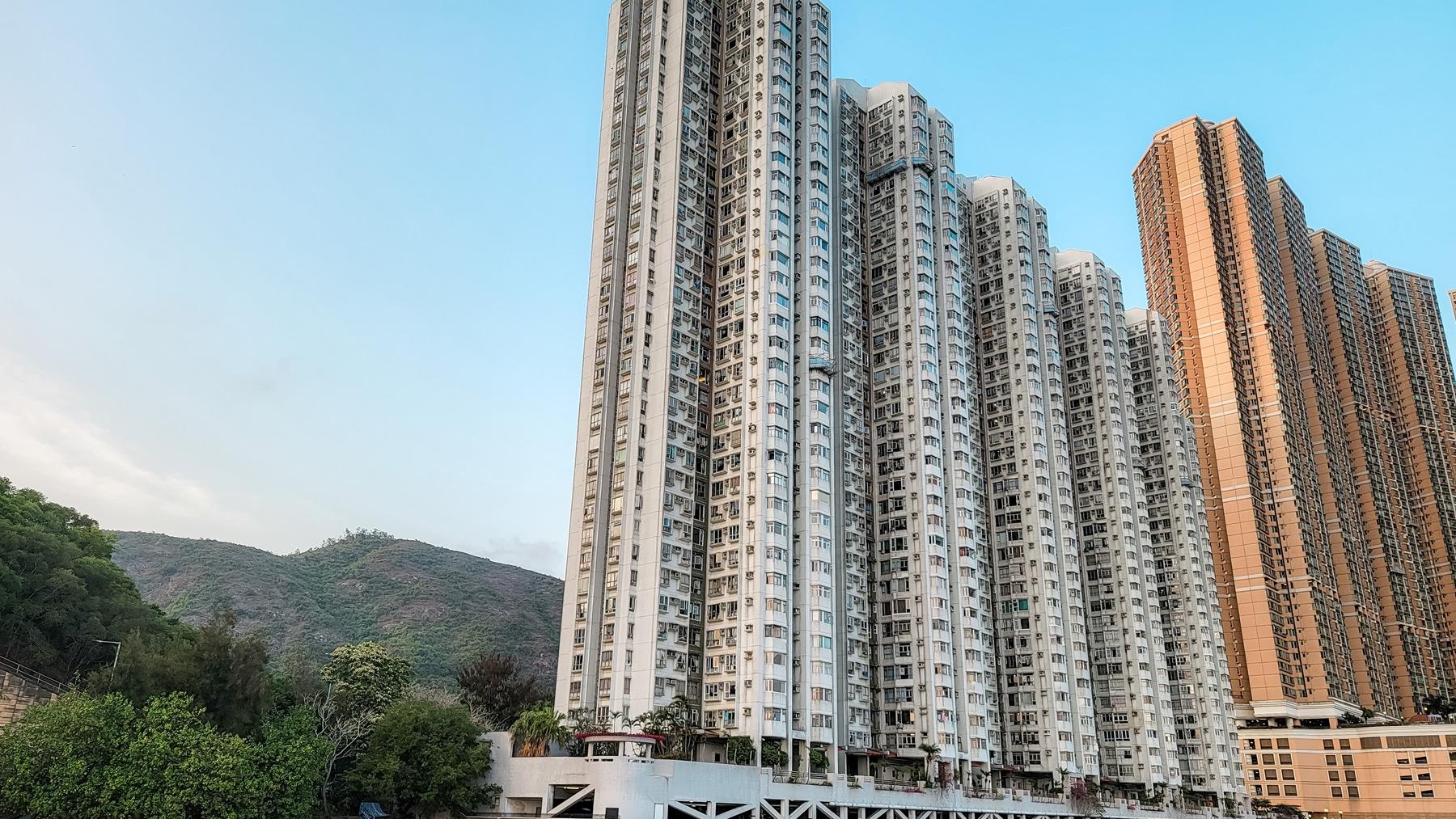 投資客移民賣樓套現 深井麗都花園海景兩房呎售「7字頭」｜有圖