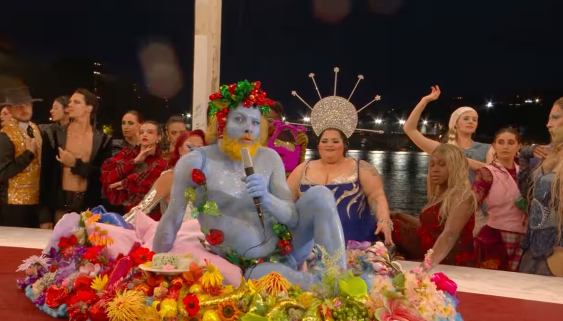  巴黎奧運開幕禮其中一個表演環節被指疑似模仿文藝復興時期名畫《最後的晚餐》，引起宗教界人士不滿，巴黎奧組委就可能所造成的冒犯表示歉意，強調表演並無不尊重任何宗教團體的意圖。