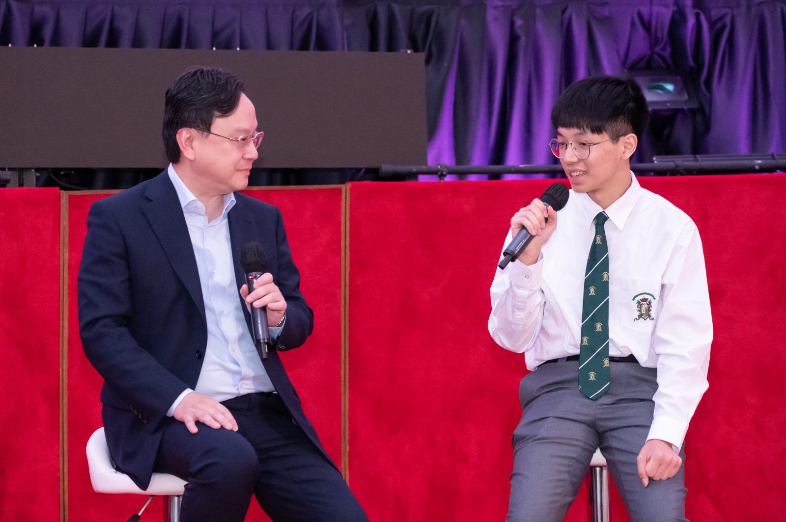 2024年文憑試超級狀元、來自聖若瑟書院的廖俊翔（右）與同校師兄盧煜明教授（左）在活動中交流互動。（圖片由未來科學大獎提供）