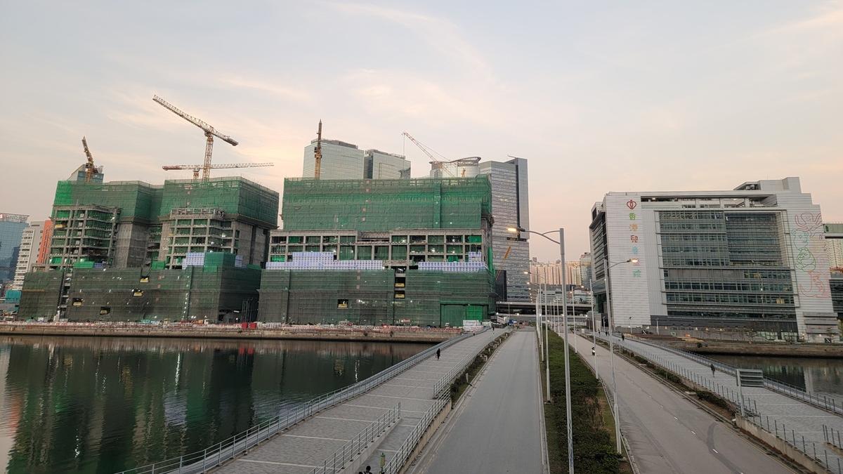 正在興建的啟德醫院(左)毗鄰香港兒童醫院。(資料圖片／鍾式明攝)