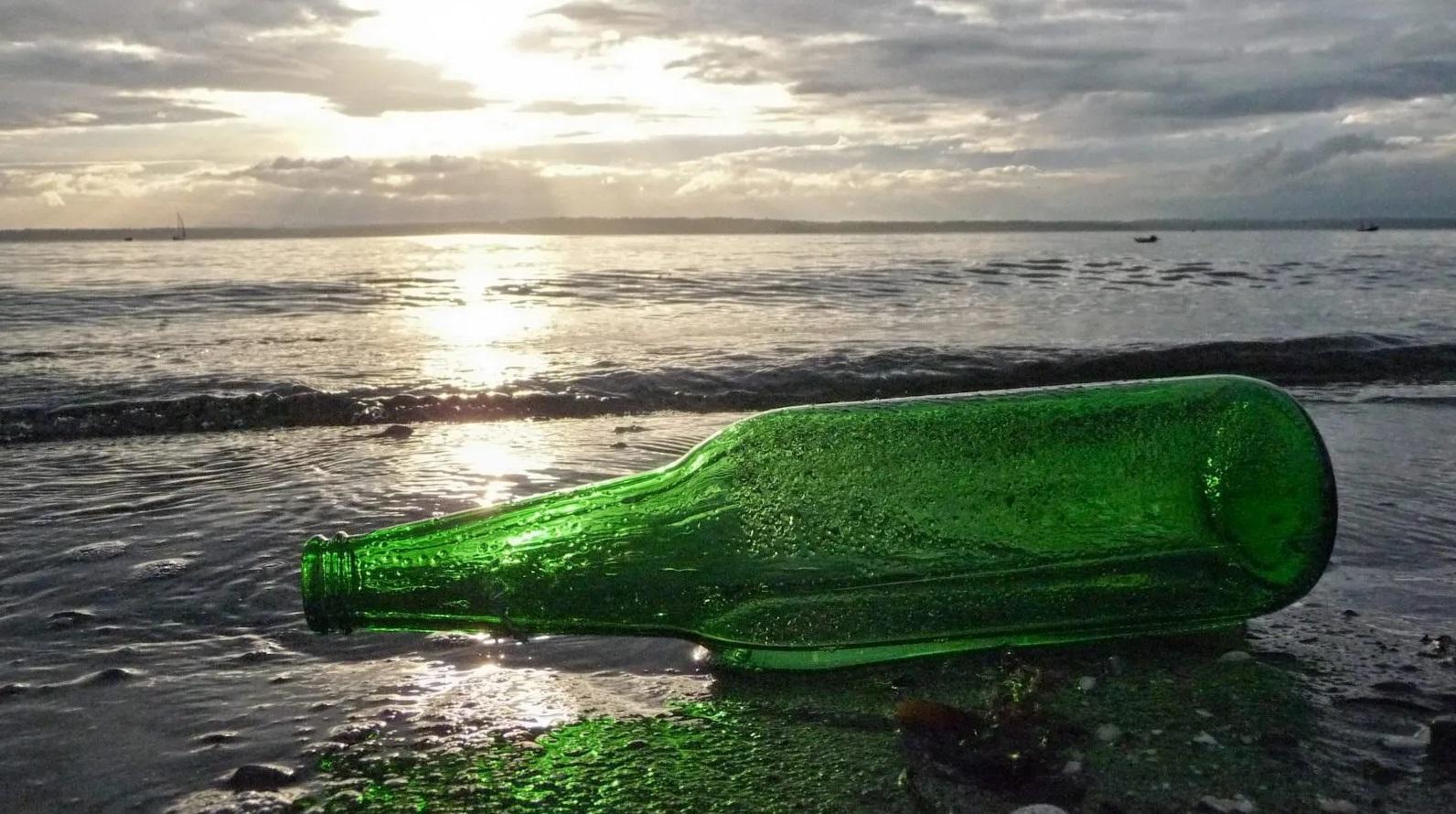 有斯里斯卡漁民在海上撿到漂流瓶，以為裡面裝著的是酒即豪飲，最終中毒致命。(互聯網)