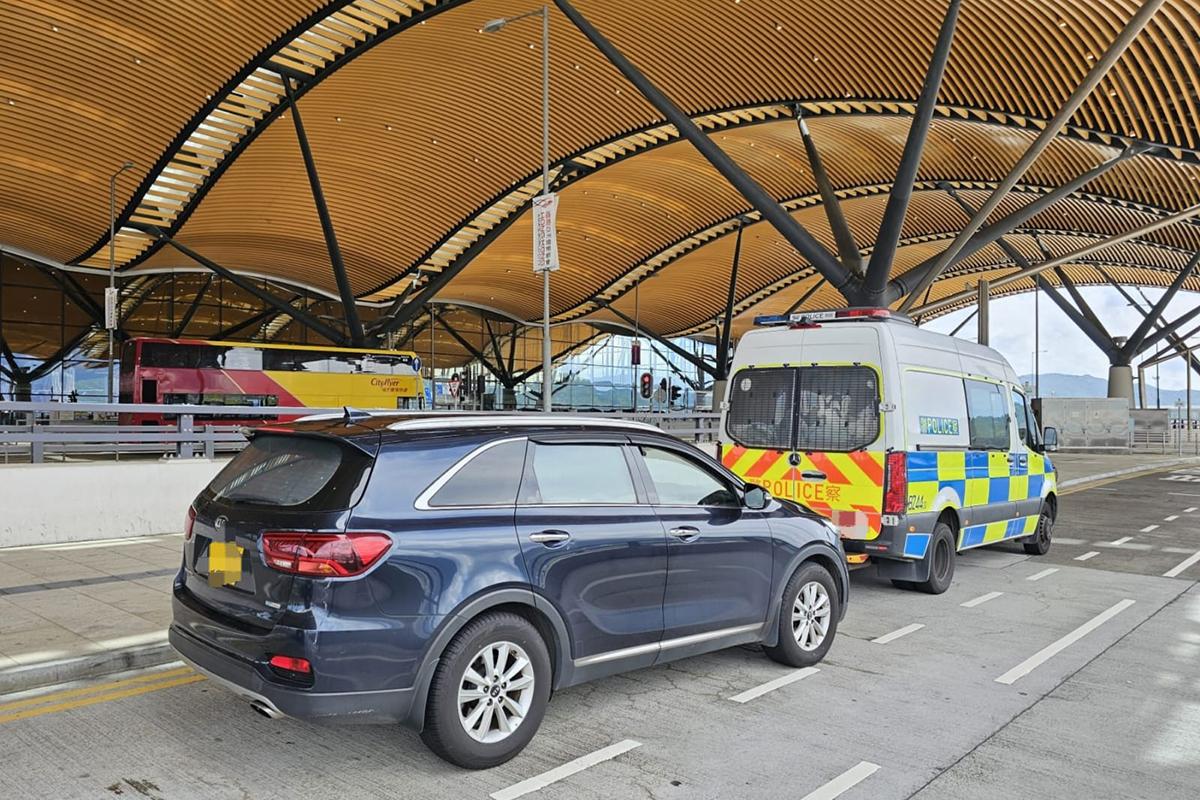警方一連兩日在全港各區打擊「白牌車」。(警方圖片)