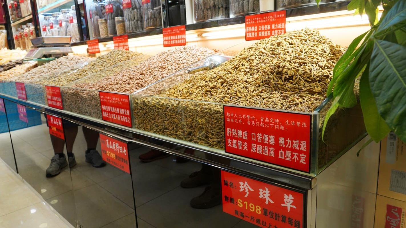 藥店店員以誤導手法誘使旅客購買蟲草。