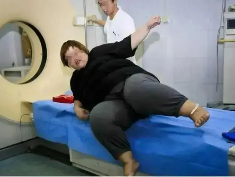 內地24歲吃播主日食逾10小時猝死　三高胃出血體重超標