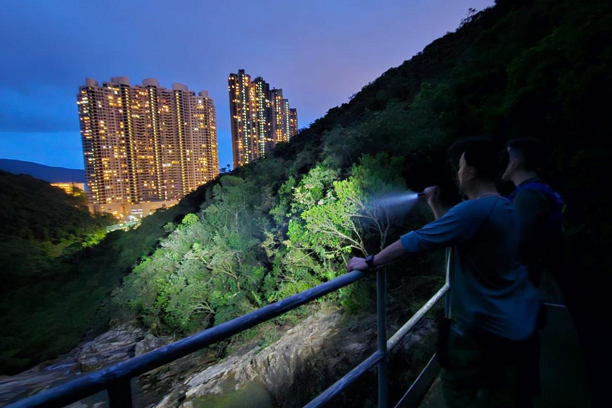 警方趁長假期在西半山及南區屋苑一帶山坡，展開反爆竊行動。(警方圖片)