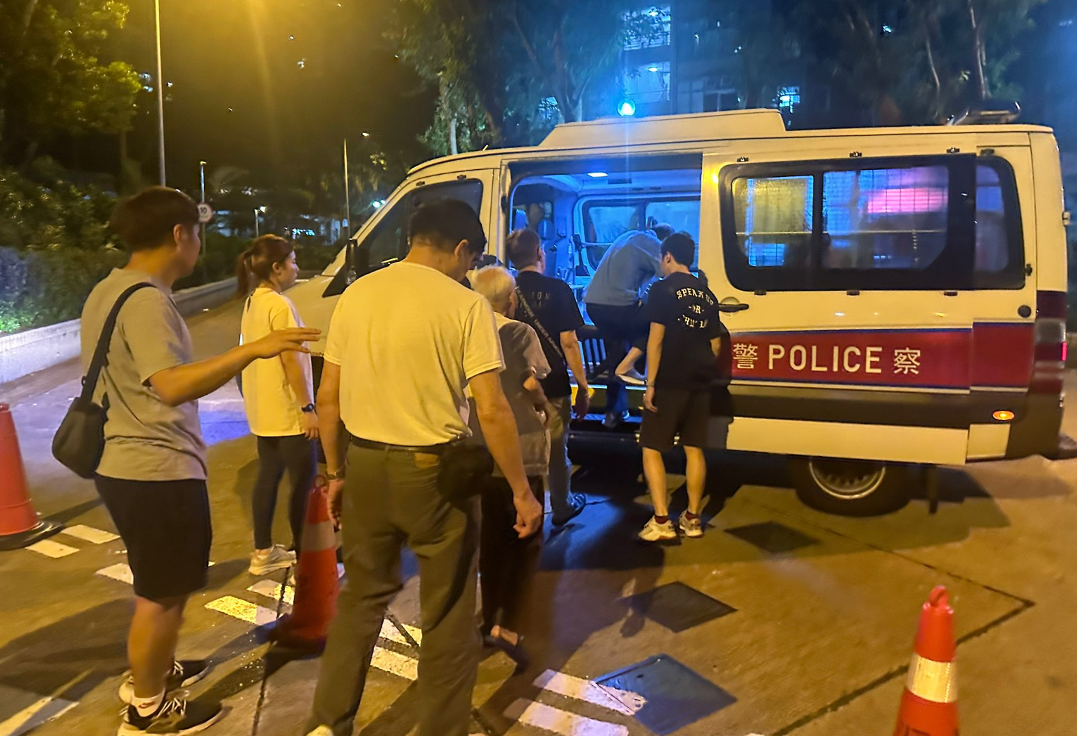  警方凌晨在沙田打擊街頭賭博，在廣源邨一帶拘捕4名男子(警方提供)