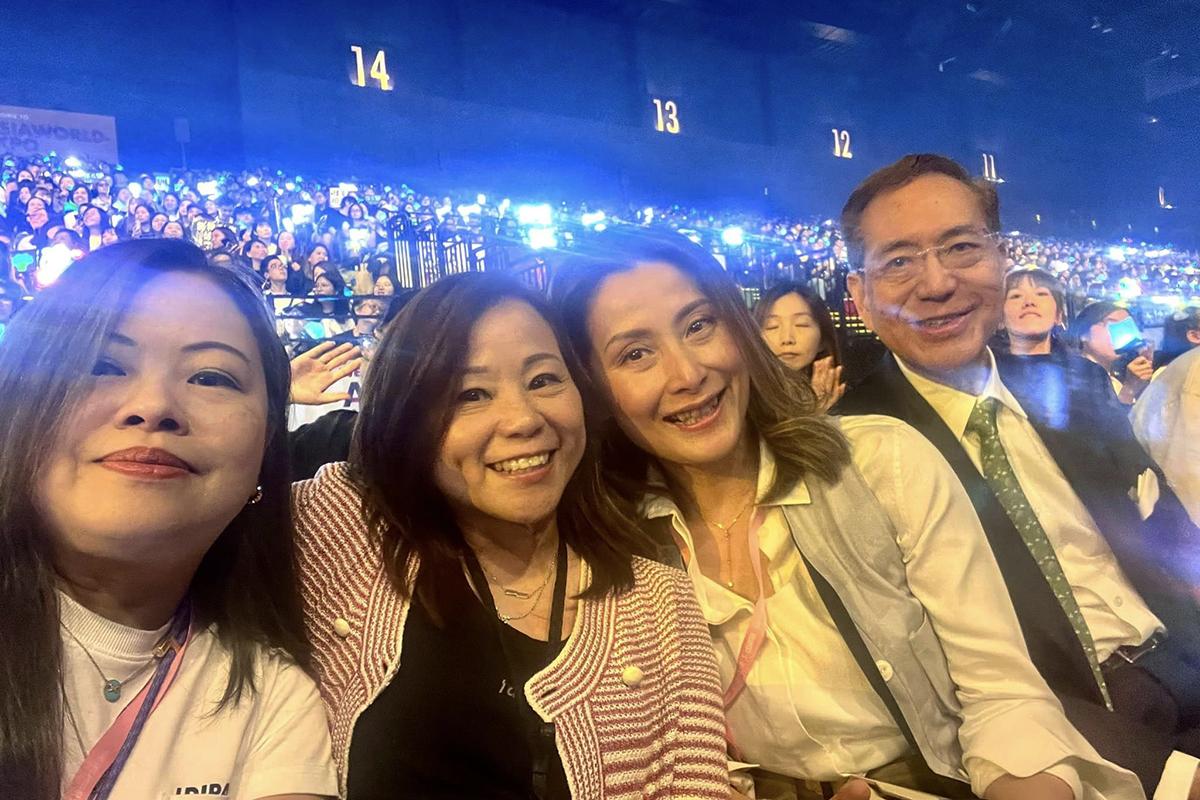 羅淑佩(左一)日前去睇首場Ian個人演唱會，仲同觀眾之一李國章(右一)等人合照。(羅淑佩FB)
