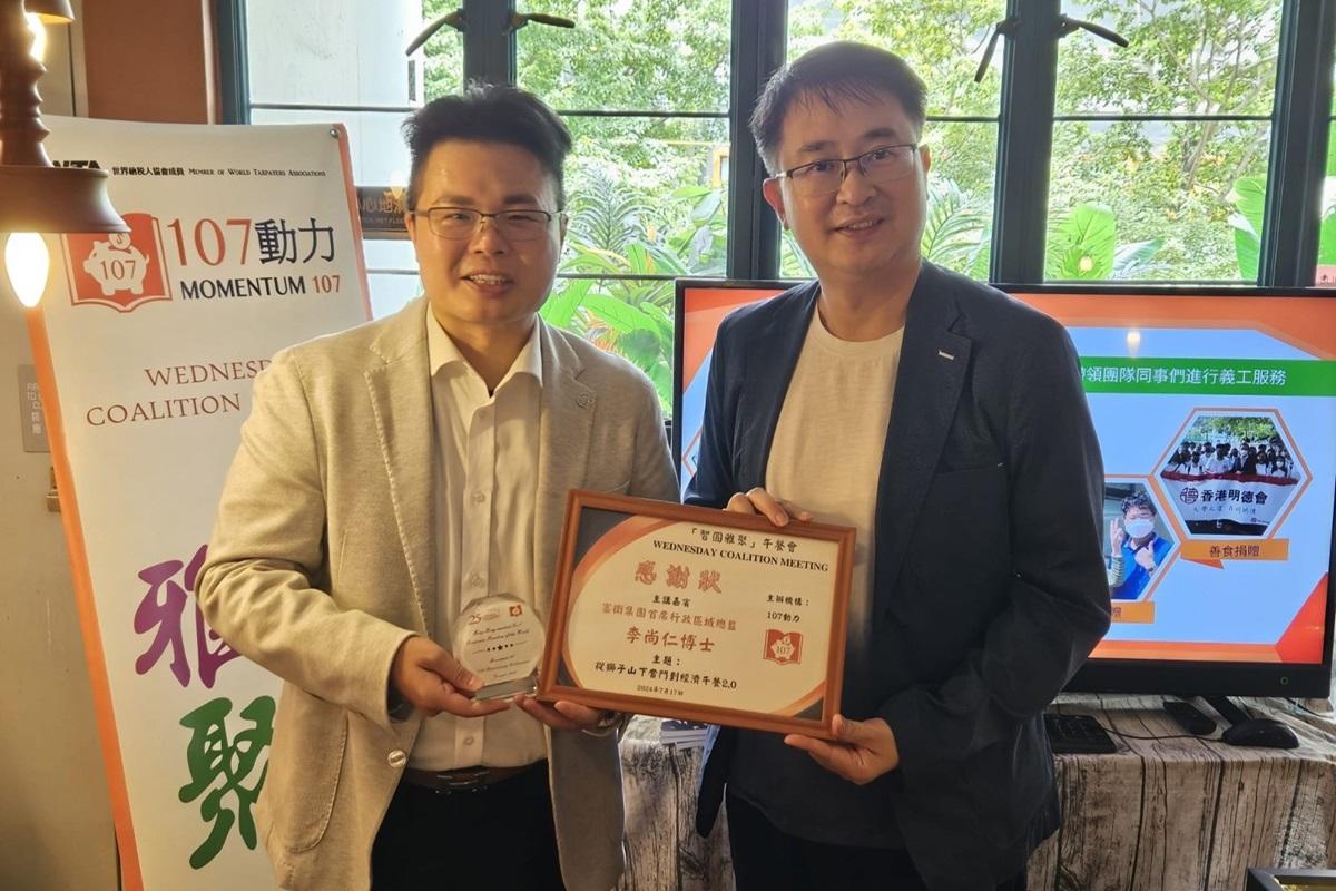 何民傑(右)今年與李尚仁(左)出版新書。(組織提供)