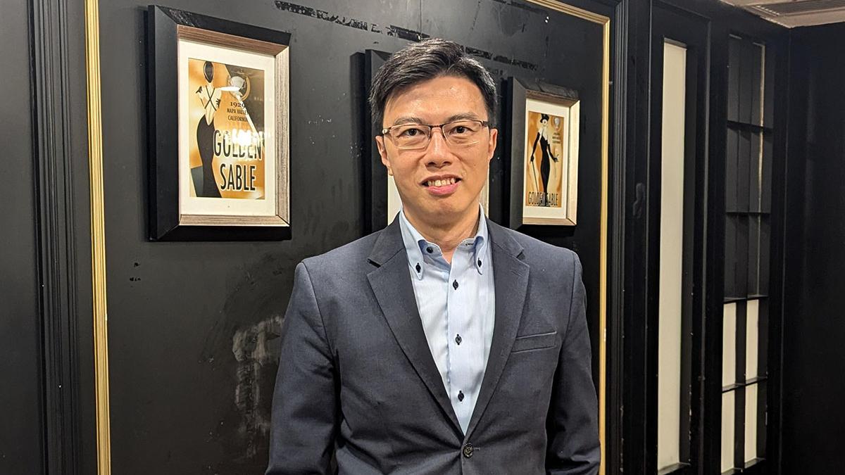 崔定邦認為，擴大吸煙區必定會影響內地旅客訪港意欲。(羅庸軒攝)