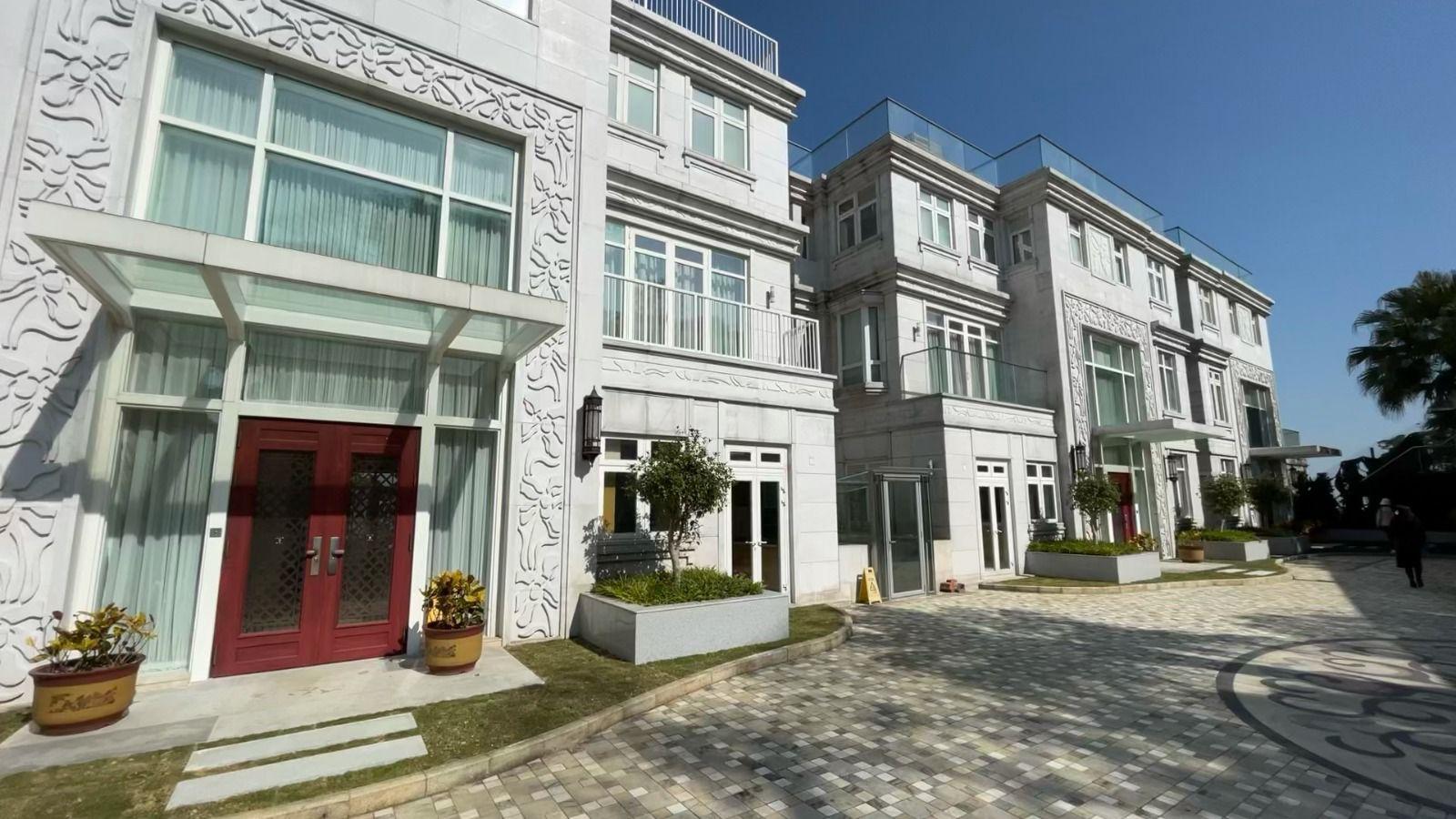 由本地老牌家族持有的山頂種植道46號，項目合共4幢洋房以11億全數沽出，呎價近6.5萬，為撤辣後最大額一手成交。