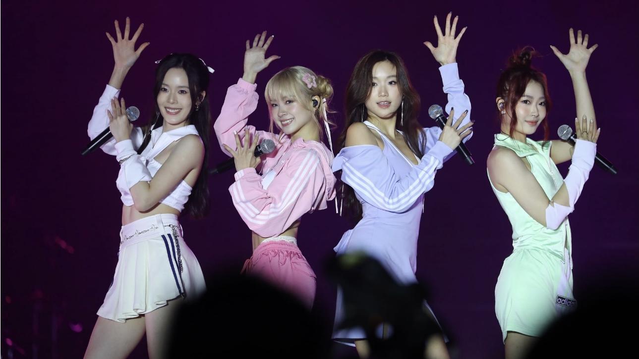 英皇新女團VIVA出道一個月首次公開演出嗌緊張 Carina被妹妹驚喜搞喊