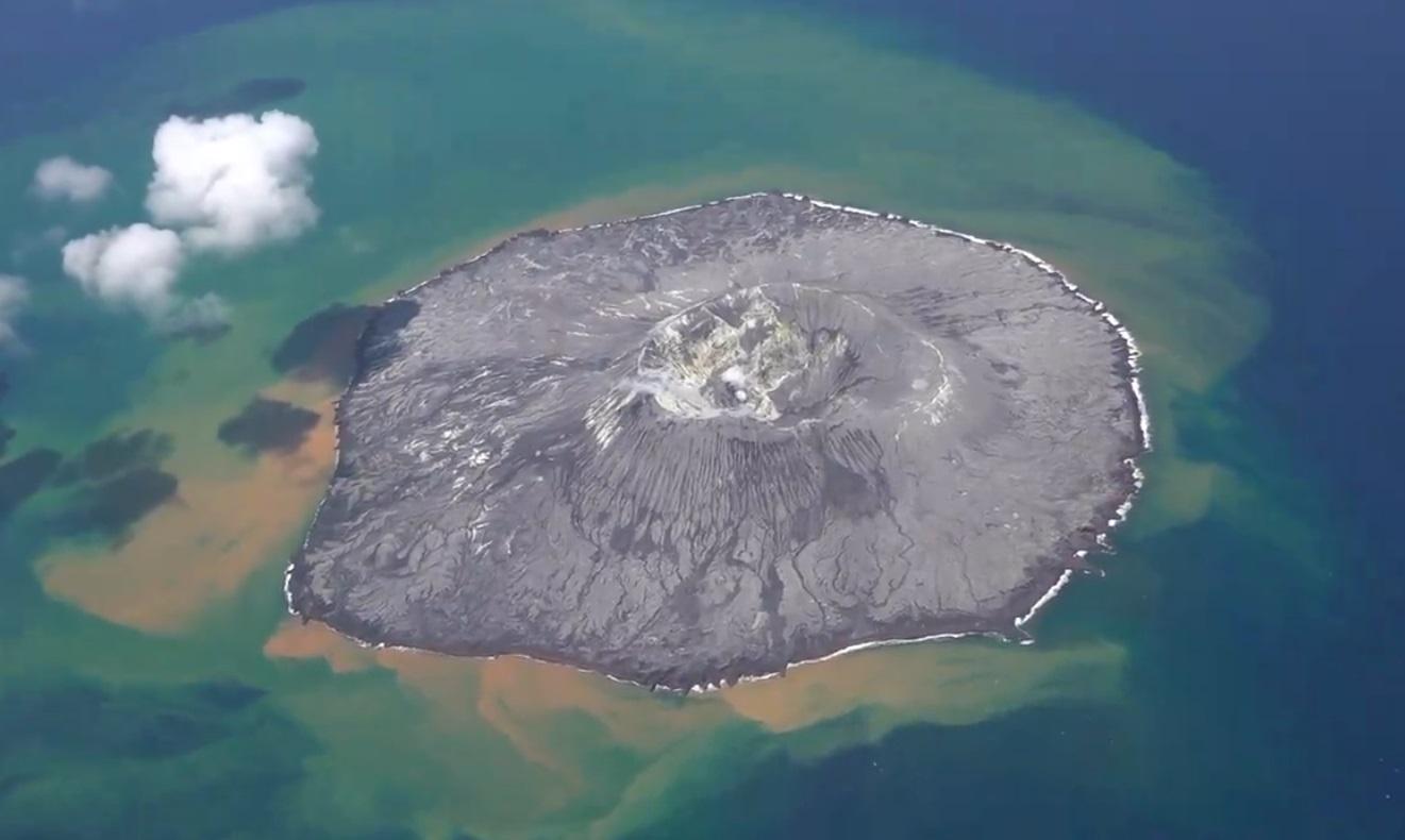 日本伊豆群島海底火山「須美壽島」周邊海水變色。(互聯網)