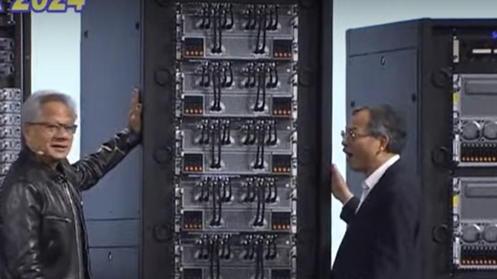 超微是英偉達的伺服器供應商；圖為超微的執行長梁見後與黃仁勳同台演講。(視頻截圖)