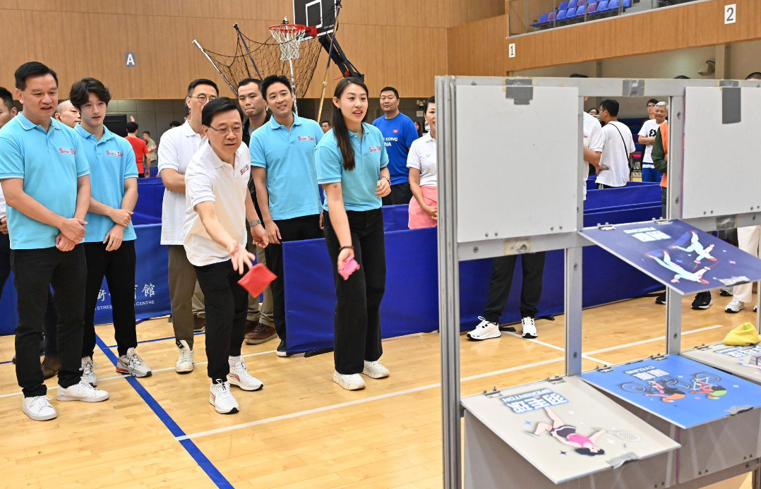 康文署舉辦全民運動日，特首李家超與多名官司身體力行一同參與。