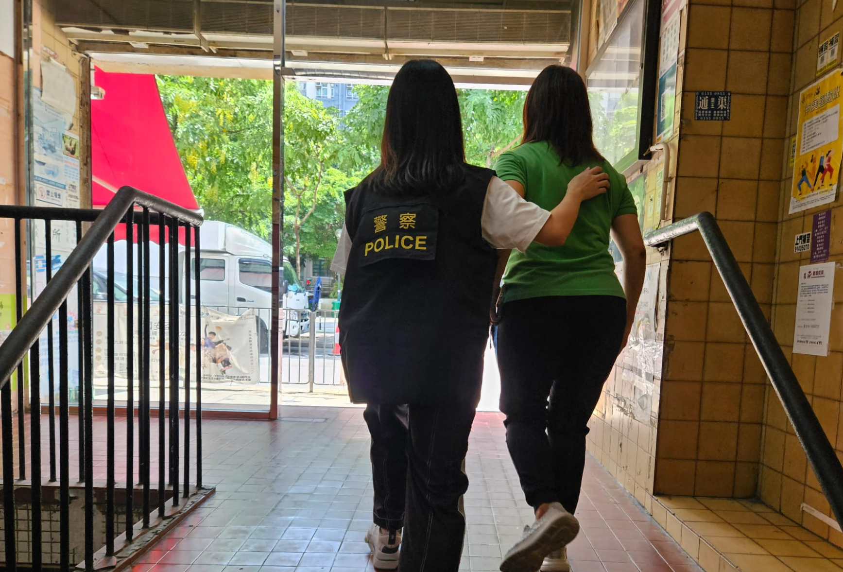 警方派員喬裝顧客，突擊搜查觀塘嘉榮街一商場店舖，搗破一間懷疑無牌按摩場所，一名53歲姓梁本地女負責人涉嫌「經營無牌按摩院」被捕。(警方圖片)