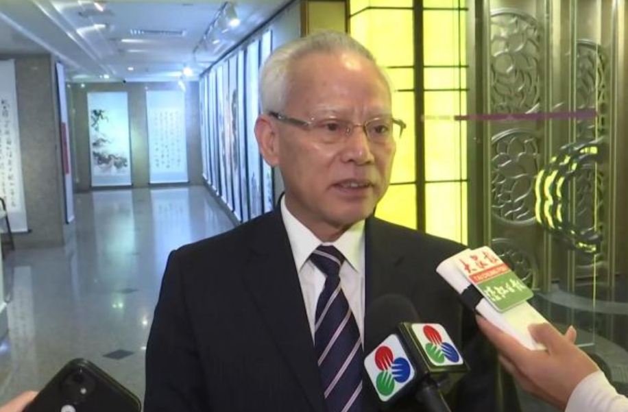 岑浩輝出席活動時被傳媒追問參選澳門特首傳聞，指正在計劃當中。(澳廣視截圖)