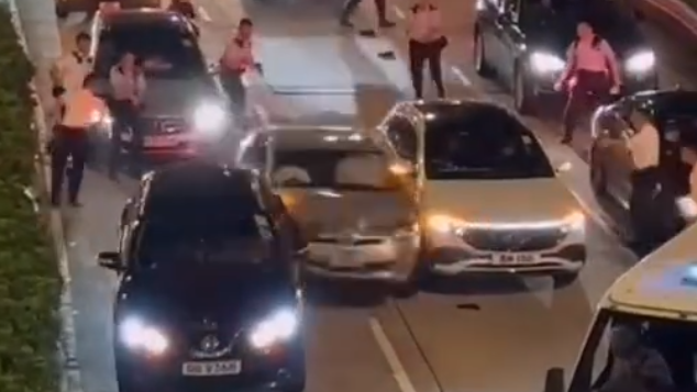 銀色私家車在警方包圍下仍試圖逃走。(影片截圖)