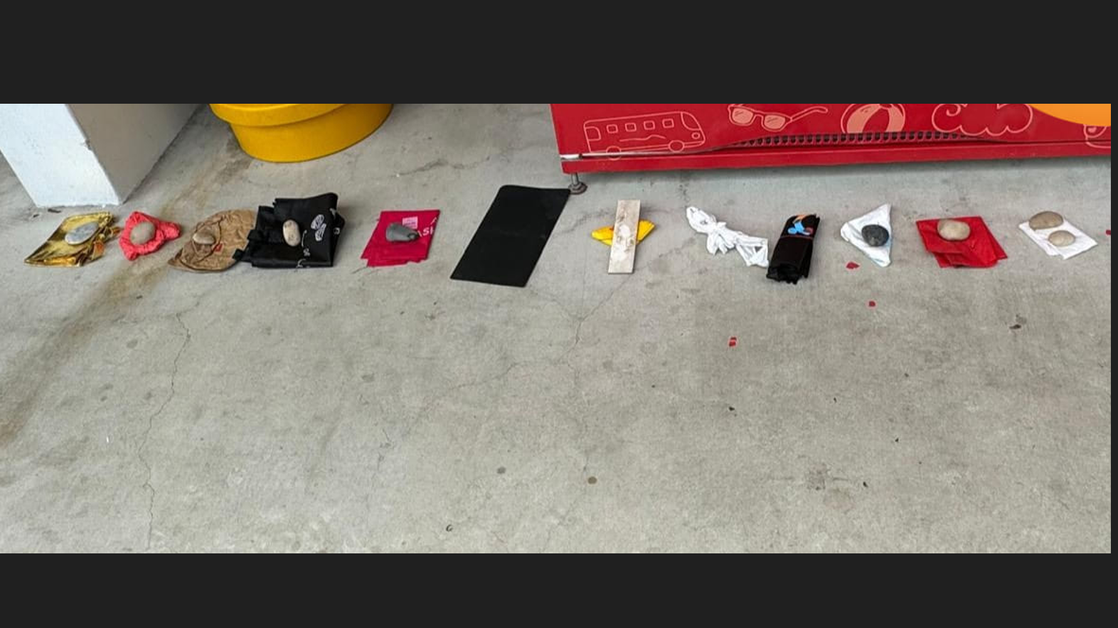 南洋某國住宅地面現「石塊壓布」詭異擺陣 真相令人啼笑皆非