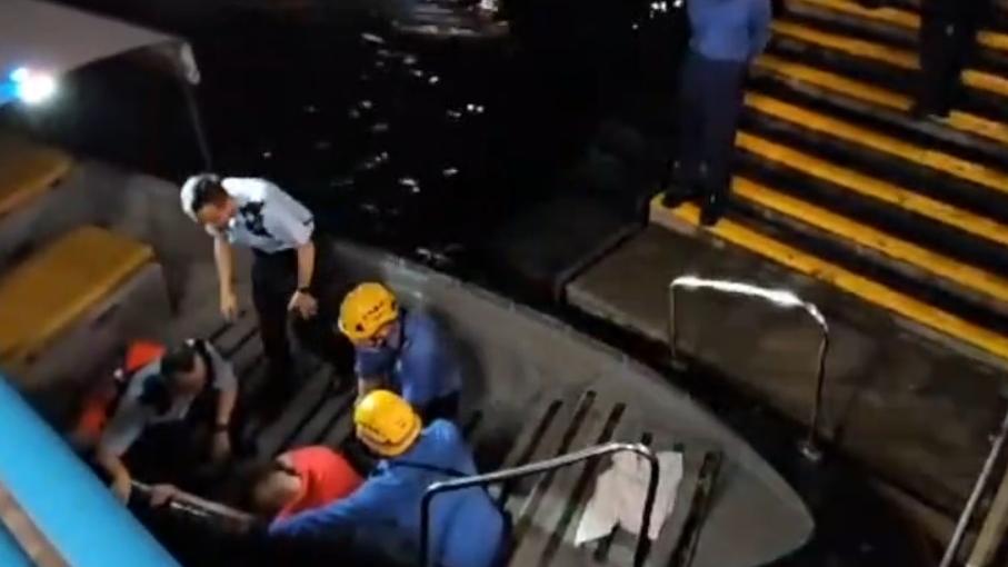 觀塘海濱花園男蹈海，船家途人合力救人起。(電視截圖)