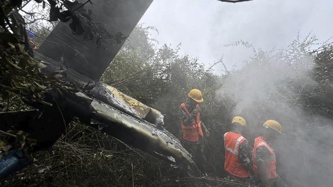 尼泊爾直升機墜毀，4名中國乘客及機師全部罹難。(X)