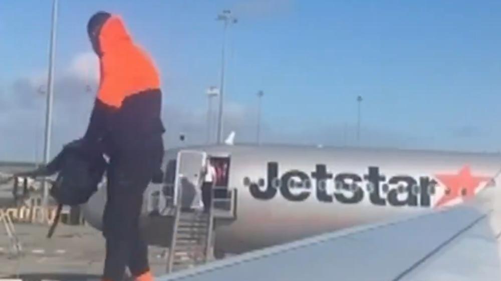 澳洲狂男趕住落機，擅開逃生門離開被捕。(X)