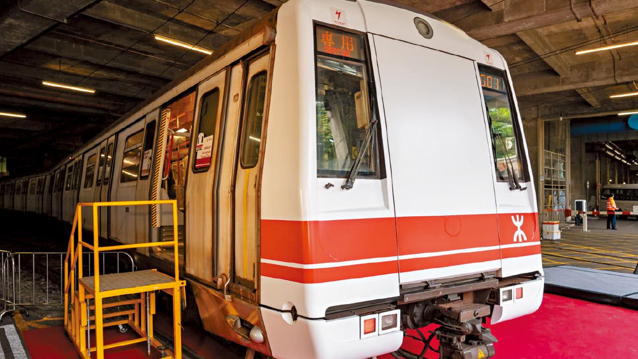 港鐵45周年主題列車伴乘客啟航 白頭列車 波波扶手 湧現那些年回憶
