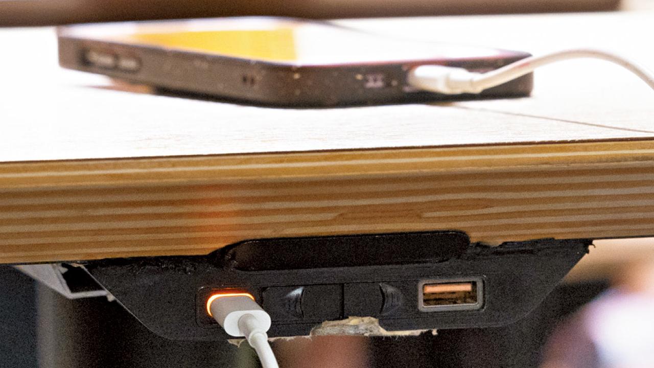 提防公共充電設施植入惡意程式 消委會籲多用無線充電 或用USB數據阻斷器