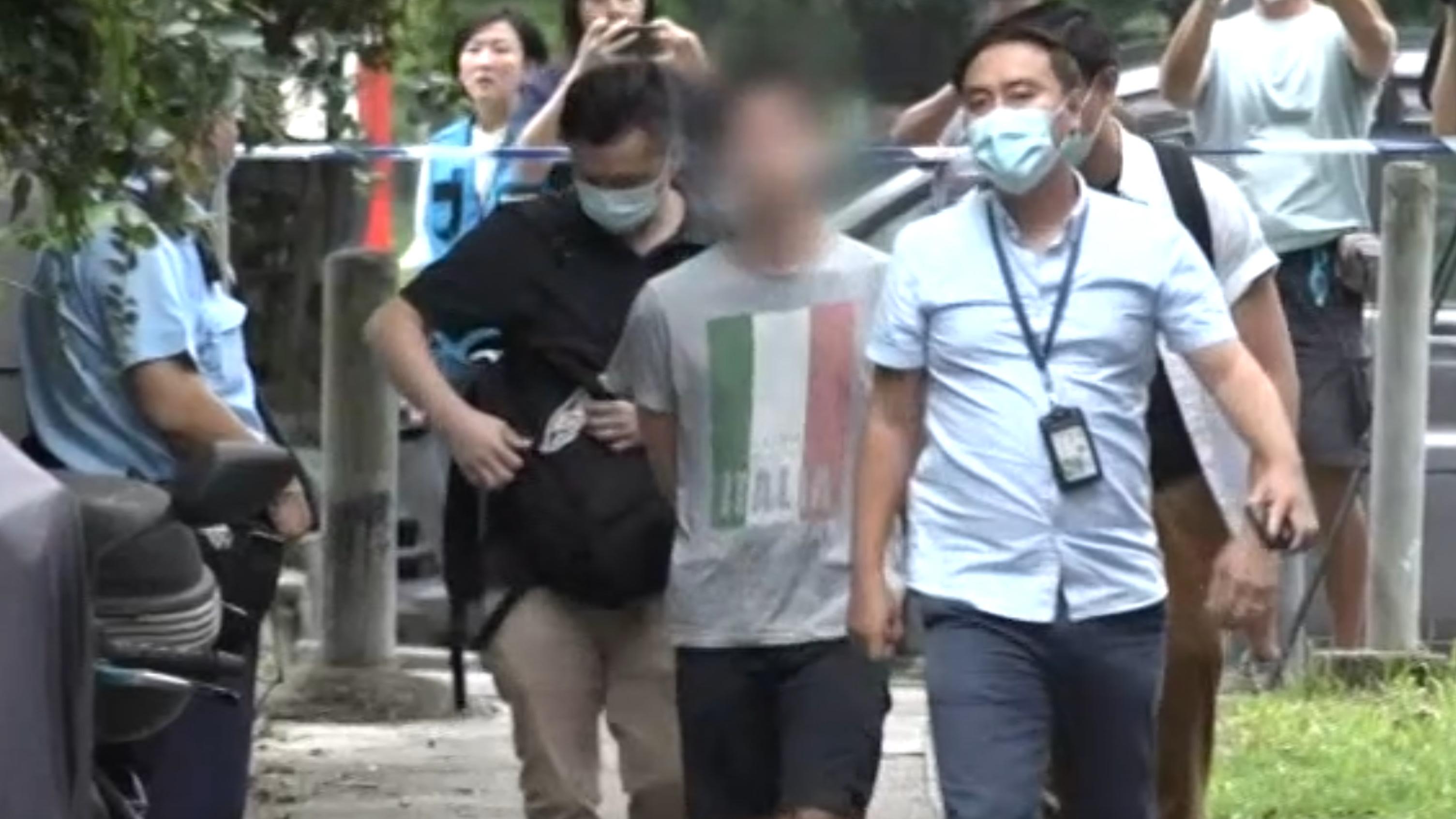 警方國安處人員與疑犯到大圍顯田村搜證