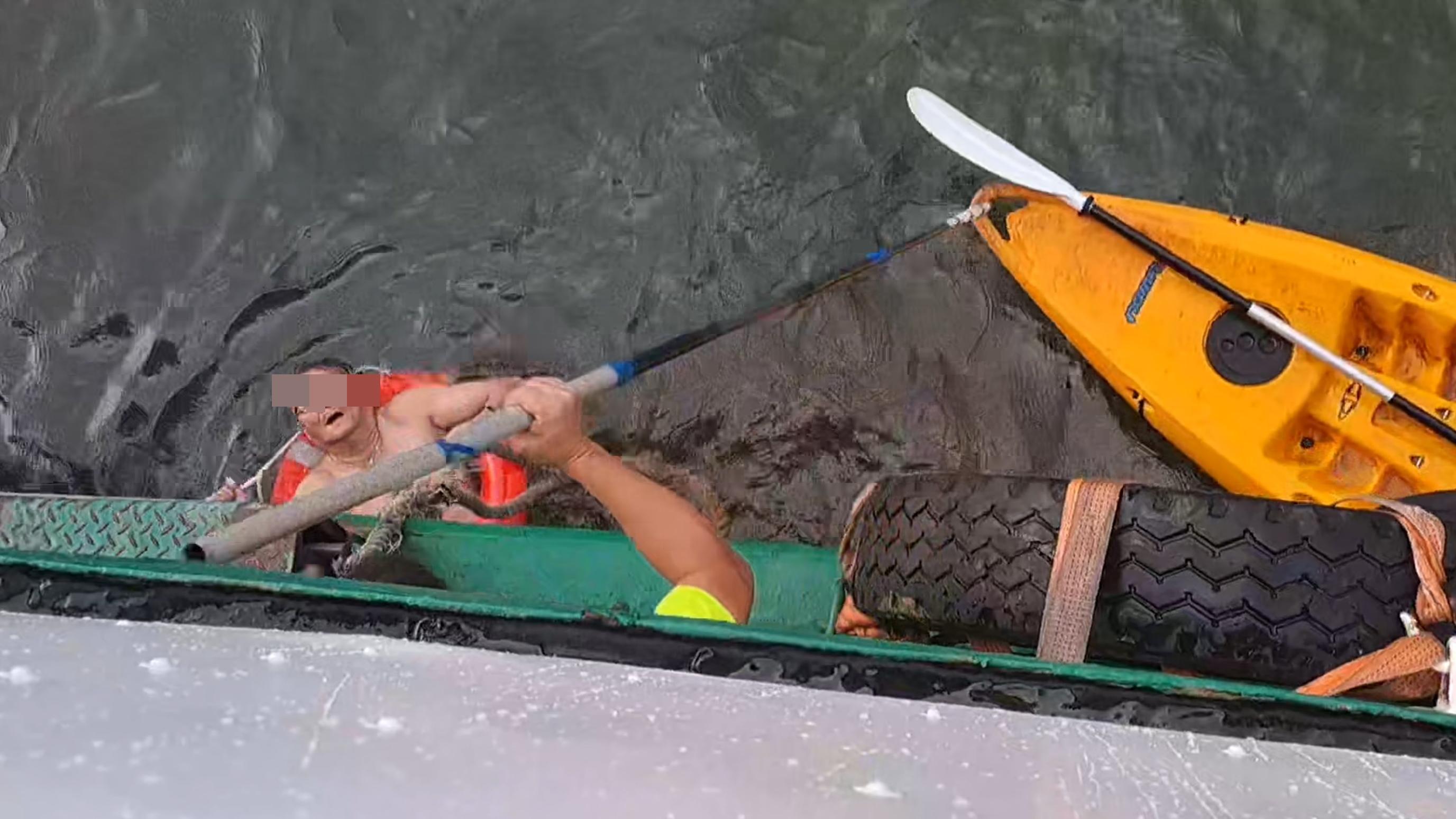 大澳男子獨木舟墮海漂流　小輪船員驚險救人。(網片截圖)