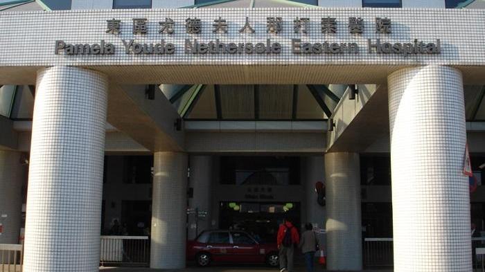 外籍男子送往東區醫院救治。