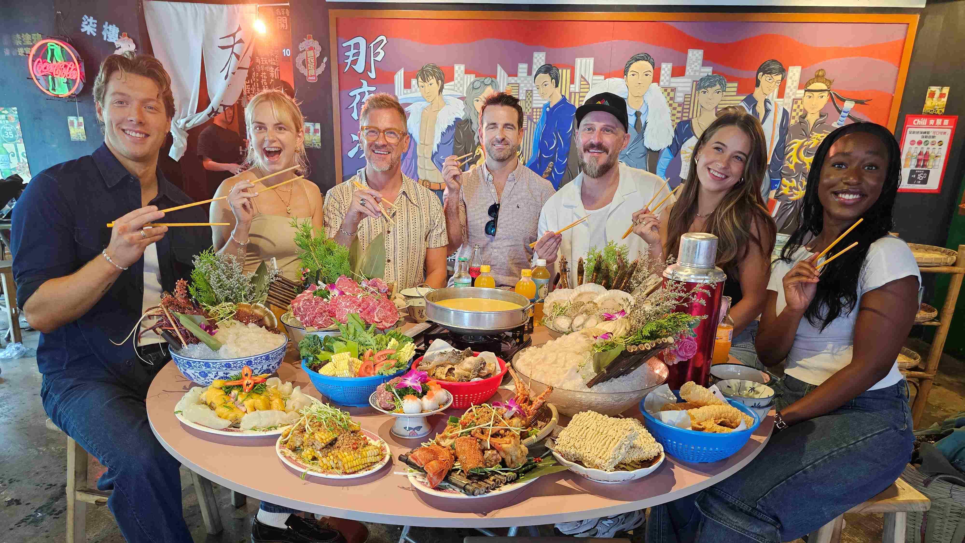 《MAMMA MIA!》香港公演好評如潮 一眾演員港式打邊爐慶祝