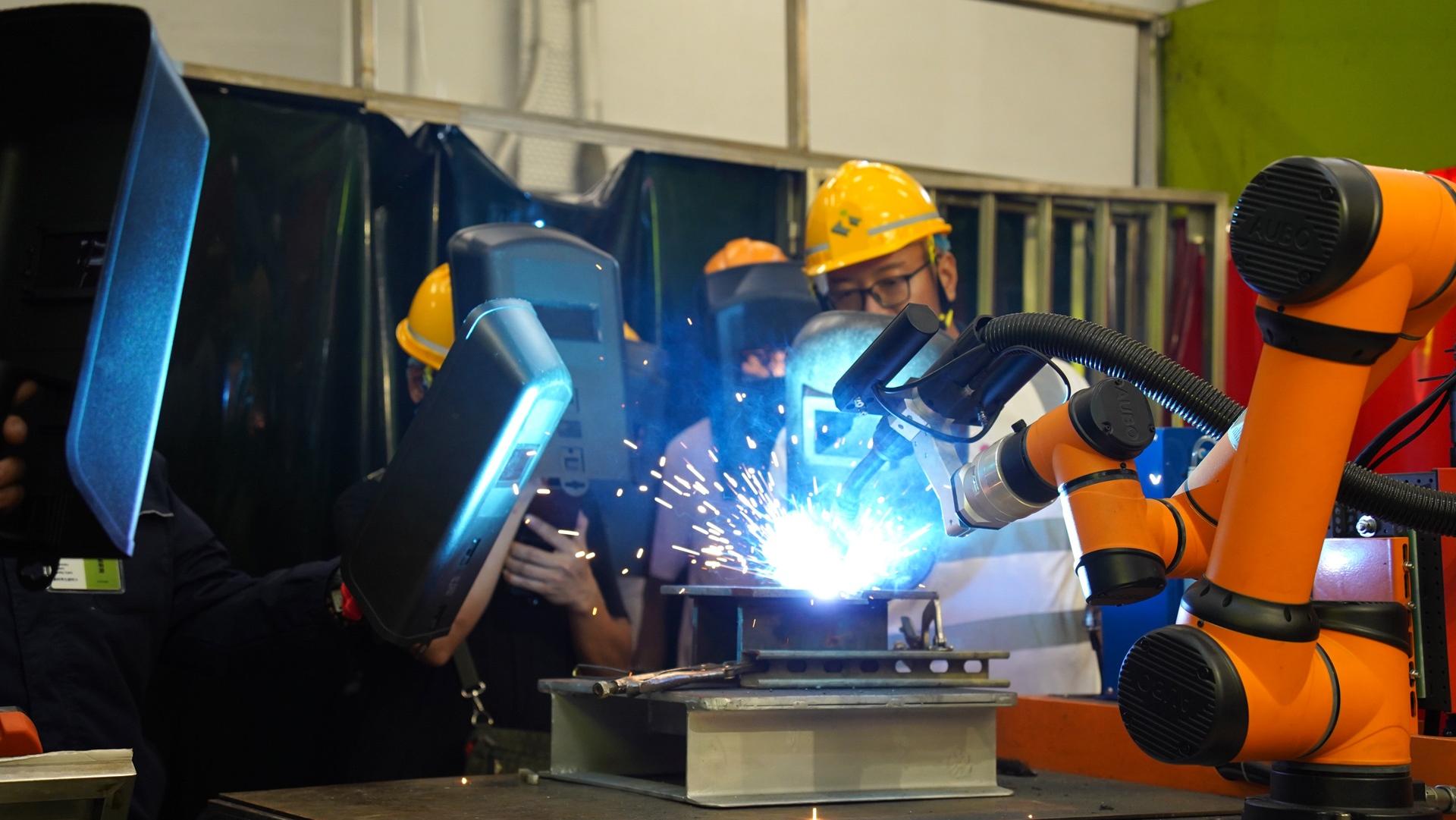 引領智慧施工 香港建造學院首辦焊接機械人課程 首批學員畢業 冀帶動行業普及 提升建造水平