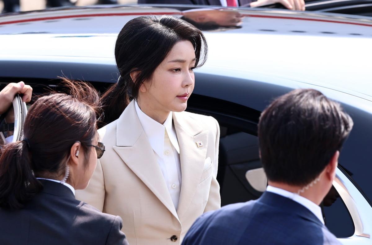 檢方指金建希收受名牌手袋是私人禮物，與總統丈夫尹錫悅履行職務無關，因此無申報義務(資料圖片)