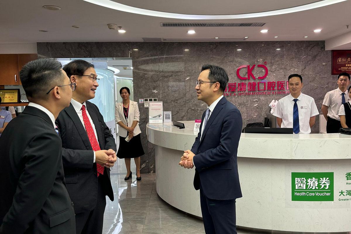 李力綱(右三)和樊敬文(左一)視察新服務點愛康健口腔醫院。(醫務衞生局FB)