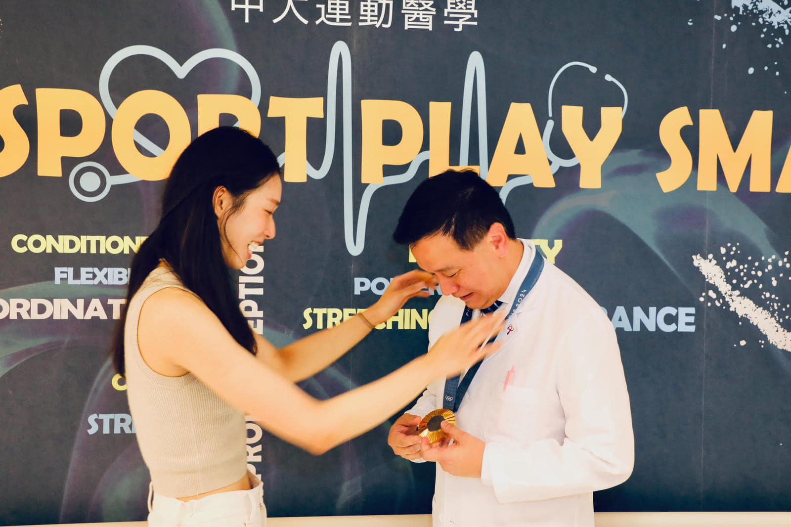 巴黎奧運｜江旻憓回港次日探訪運動醫學團隊　為容樹恒醫生掛上金牌