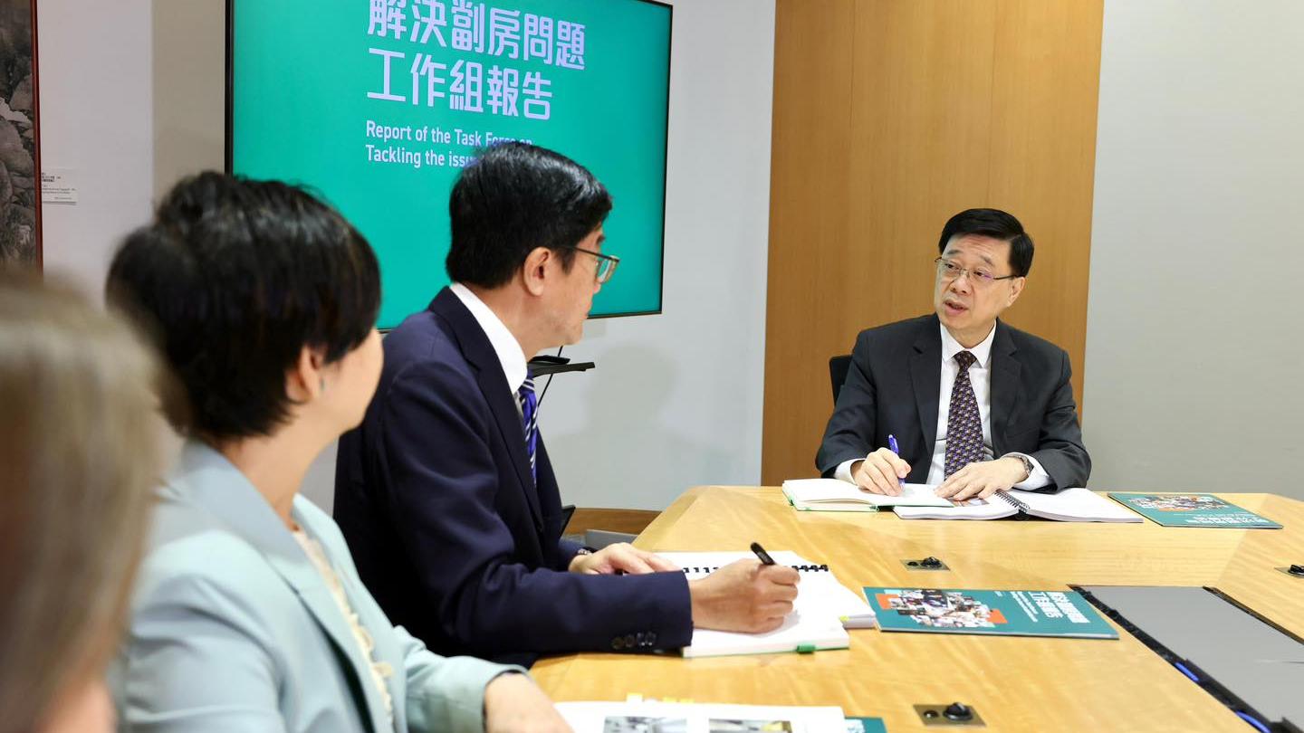 李家超表示，「解決劏房問題」工作組今日向他提交報告。(李家超fb圖)