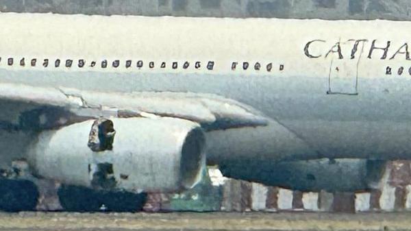 有民眾拍到客機引擎出現破洞。(網上圖片)