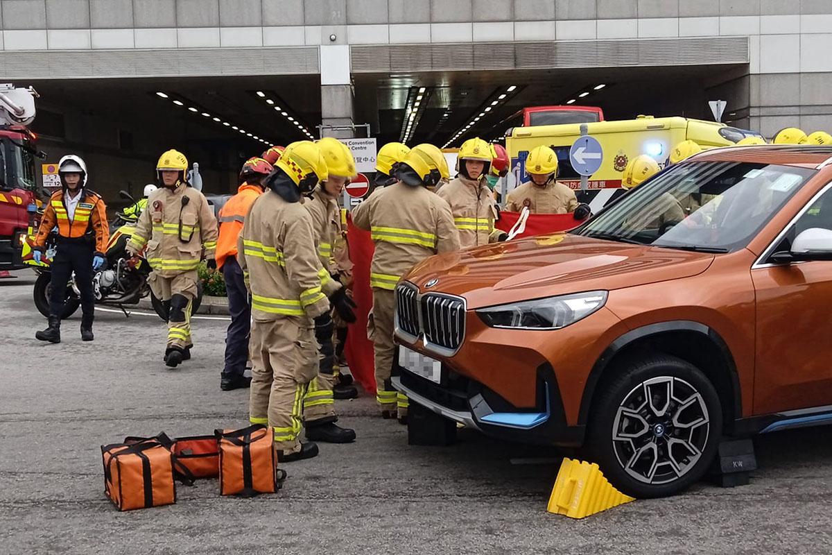 金紫荊廣場對開的博覽道及博覽道東迴旋處發生交通意外，有途人一度被困。(網民Kevin Chan圖片)