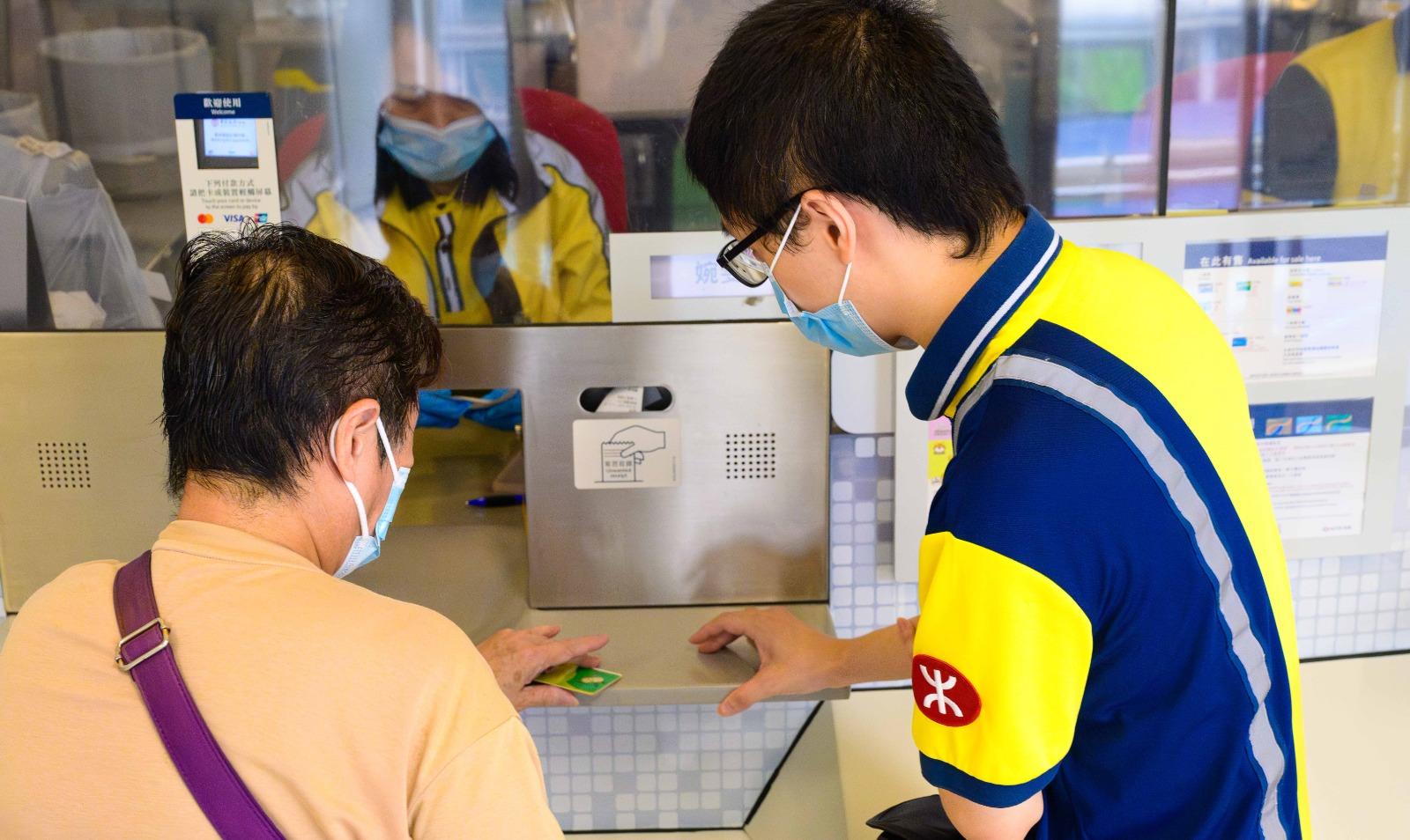 由今個星期一至八月底，港鐵陸續在部分車站加派職員，提醒長者就「二元優惠計劃」將實施的新安排及派發「樂悠咭」申請表等以協助相關乘客。(港鐵圖片)