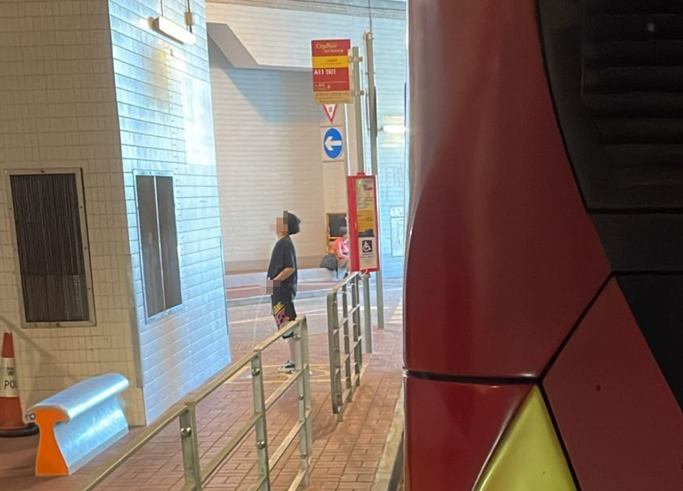 Facebook專頁「香港公共交通智庫」發布北角男童巴士總站公然「放水」照片，指是於巴士車長群組流傳。