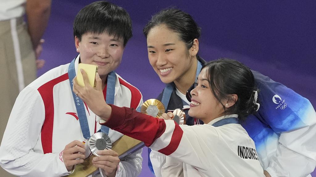巴黎奧運｜羽毛球何冰嬌帶西班牙徽章領獎致敬馬蓮　展現體育精神贏掌聲