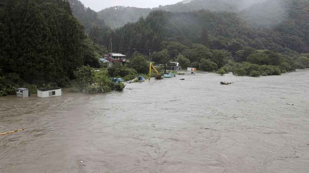 岩手縣岩泉町河水泛濫，道路淹浸。(美聯社)
