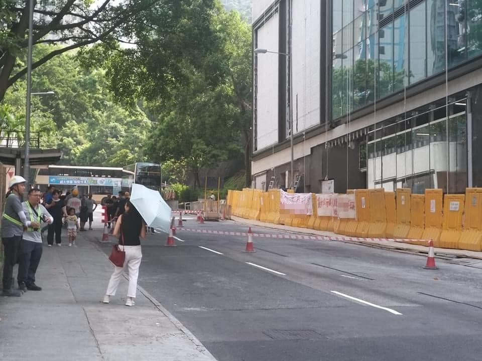 有工人在高超道28號一建築地盤外拉起橫額稱「有汗出冇糧出」、「還我血汗錢」，並用雪糕筒等雜物堵塞行車線。(香港交通及突發事故報料區FB)