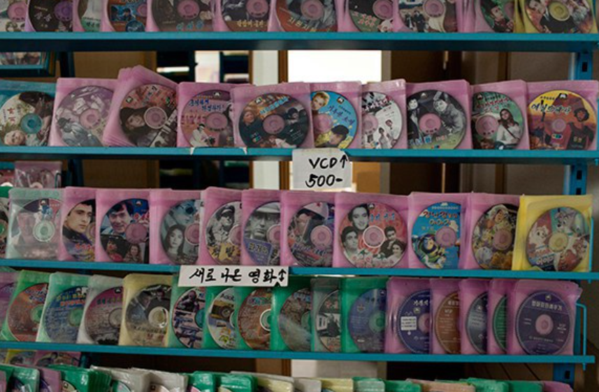 平壤一家商店陳列 DVD 和 VCD 光碟。(美聯社資料圖片)