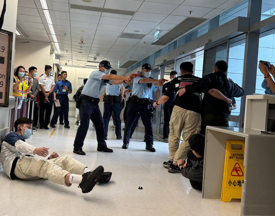 北大嶼山醫院舉行跨部門事故演習，模擬數名疑犯於醫院營救一名正在接受治療的同黨，並以利器及化學物品襲擊其他病人，使多人受傷。(警方提供)