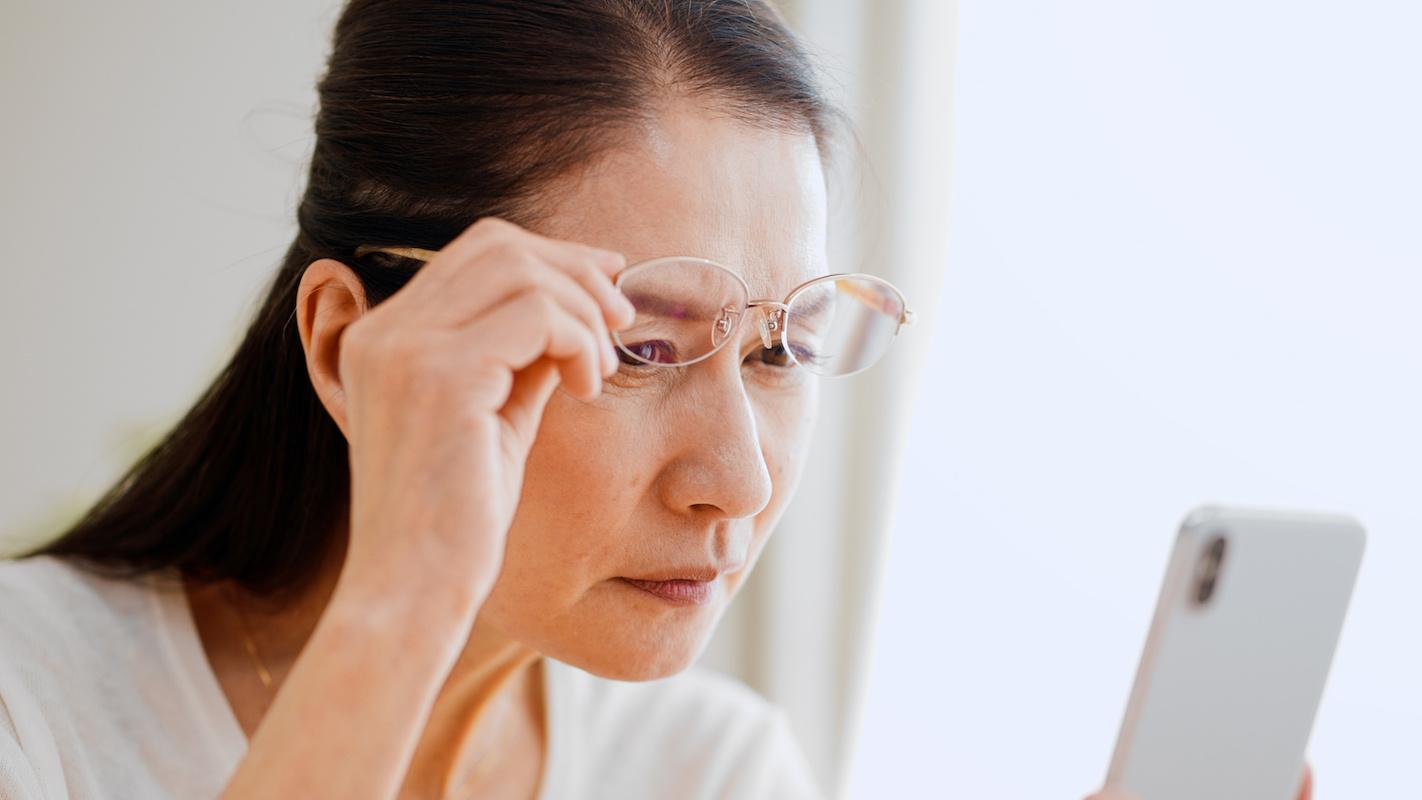 老花初期症狀｜閱讀困難/眼睛乾澀等提醒你要醫