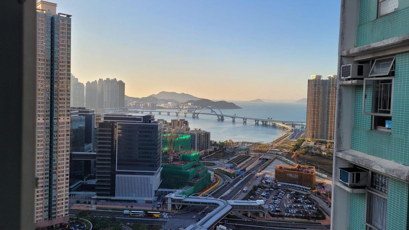 單位面向調景嶺體育館一帶，享將軍澳跨灣大橋永久海景，為彩明苑優質單位。(代理提供)